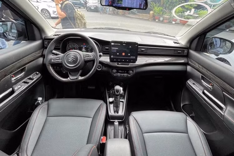 Với dòng xe Suzuki XL7, mức ưu đãi thấp hơn đáng kể, chỉ dừng ở 30 triệu đồng. Mẫu xe này được hỗ trợ 50% lệ phí trước bạ trong tháng 5/2024. Tương tự XL7, Suzuki Swift và Ciaz cũng được ưu đãi 50% lệ phí trước bạ. Ngoài ra, Suzuki Ciaz còn được hãng hỗ trợ 0% lãi suất trong 6 tháng.