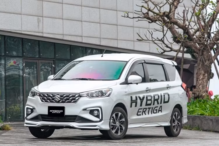 Nhờ đó, Suzuki Ertiga Hybrid ưu đãi chỉ còn từ 449 triệu đồng, rẻ ngang bản cao cấp của một số mẫu xe hạng A tại Việt Nam như Hyundai Grand i10 hay Kia Morning. Với những khách hàng mua xe trả góp, số tiền cần thanh toán ban đầu là từ 89 triệu đồng.