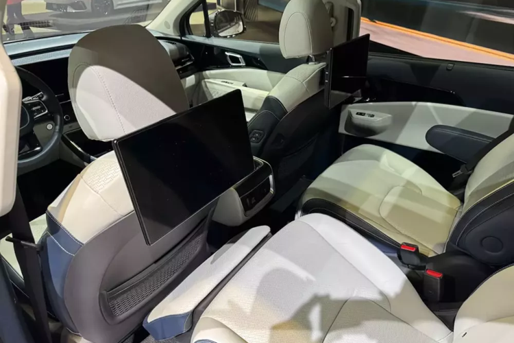 Điểm nhấn tiếp theo của xe là công nghệ khóa kỹ thuật số Digital Key 2, đèn viền trang trí nội thất mở rộng, tính năng cập nhật phần mềm qua Wifi, cổng USB Type C và gương chiếu hậu kỹ thuật số. Trong khi đó, trang bị an toàn được nâng cấp với hệ thống tránh va chạm phía trước tiêu chuẩn mới.