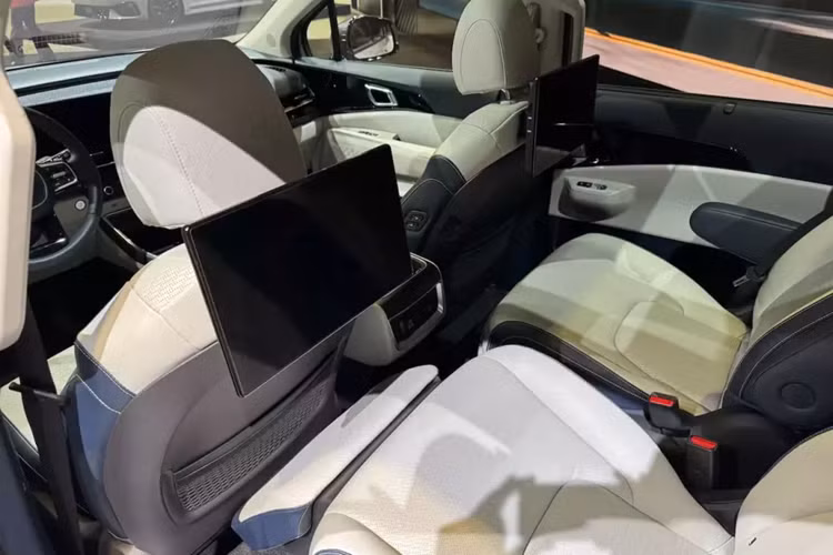 Điểm nhấn tiếp theo của xe là công nghệ khóa kỹ thuật số Digital Key 2, đèn viền trang trí nội thất mở rộng, tính năng cập nhật phần mềm qua Wifi, cổng USB Type C và gương chiếu hậu kỹ thuật số. Trong khi đó, trang bị an toàn được nâng cấp với hệ thống tránh va chạm phía trước tiêu chuẩn mới.