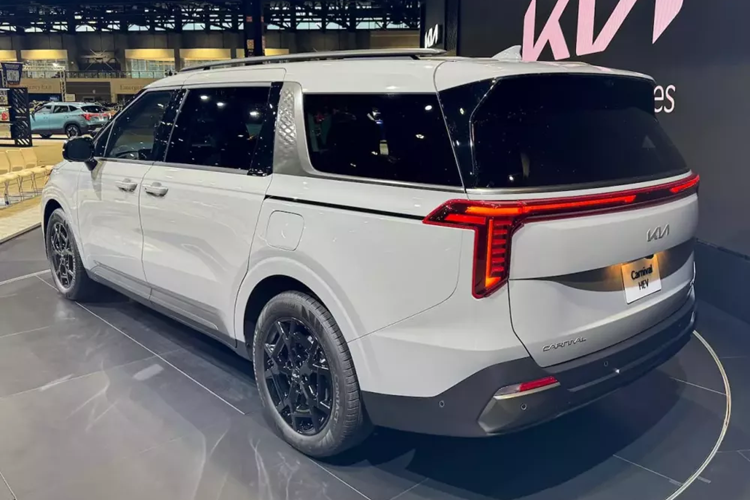 Khi mua Kia Carnival 2025, khách hàng Mỹ có thể chọn 1 trong 2 loại động cơ. Đầu tiên là động cơ xăng V6 GDI, dung tích 3.5L với công suất tối đa 287 mã lực và mô-men xoắn cực đại 352 Nm.