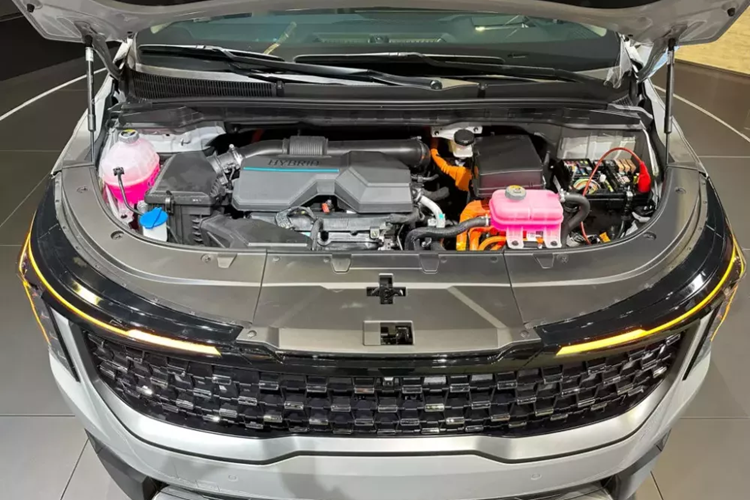 Thứ hai là hệ truyền động hybrid mới với máy xăng 4 xi-lanh, tăng áp, dung tích 1.6L, kết hợp cùng mô-tơ điện mạnh 54 kW và hộp số tự động 6 cấp. Hệ truyền động này cho công suất tổng cộng 242 mã lực và mô-men xoắn cực đại 367 Nm.Phiên bản hybrid của Kia Carnival 2025 dùng vành 17 inch, có 2 chế độ Eco/Smart và hệ thống phanh tái sinh năng lượng.