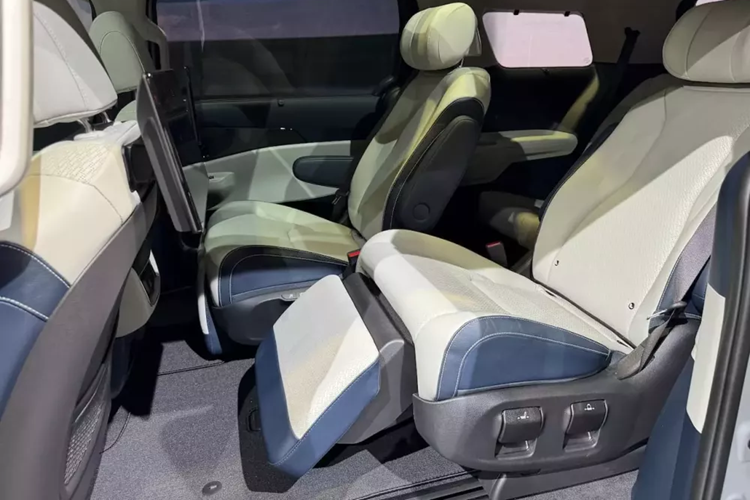 Hàng ghế giữa của Kia Carnival 2025 có thể đi kèm hệ thống giải trí mới với 2 màn hình gối 14,6 inch nằm trên lưng ghế trước. Màn hình cho phép hành khách có thể xem các video với chất lượng Full HD từ những nền tảng phổ biến hoặc kết nối với tai nghe Bluetooth.