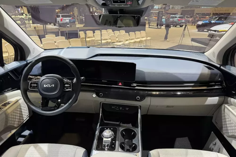 Trong đó, nổi bật nhất là màn hình cong mới trên mặt táp-lô, tích hợp bảng đồng hồ kỹ thuật số và màn hình cảm ứng trung tâm cùng có kích thước 12,3 inch. Màn hình hiển thị của hệ thống điều hòa nằm bên dưới cửa gió đã được thu gọn so với trước. Ở cụm điều khiển trung tâm, xe được trang bị núm xoay chuyển số mới.