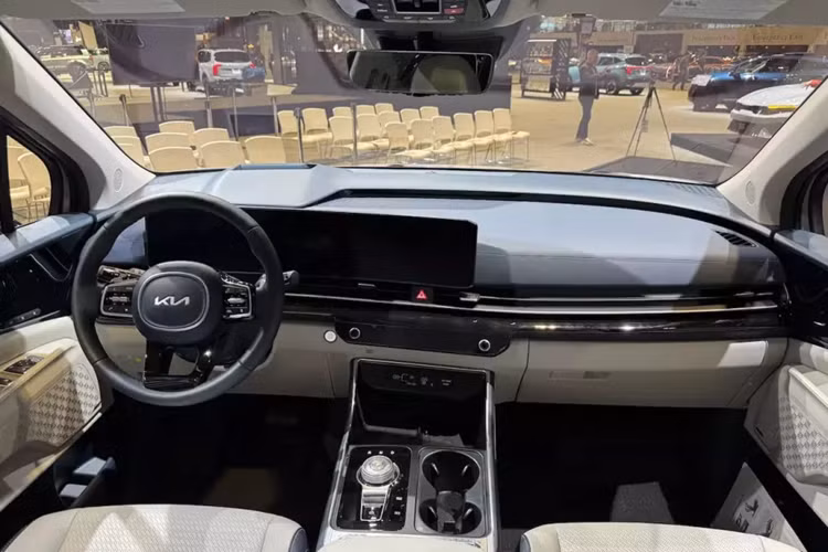 Trong đó, nổi bật nhất là màn hình cong mới trên mặt táp-lô, tích hợp bảng đồng hồ kỹ thuật số và màn hình cảm ứng trung tâm cùng có kích thước 12,3 inch. Màn hình hiển thị của hệ thống điều hòa nằm bên dưới cửa gió đã được thu gọn so với trước. Ở cụm điều khiển trung tâm, xe được trang bị núm xoay chuyển số mới.