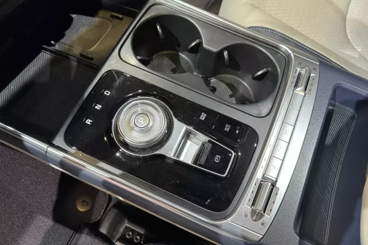 Ở phiên bản mới, mẫu MPV cỡ lớn này cho phép người dùng mở cửa sổ hoặc chỉnh nhiệt độ bằng giọng nói. Tính năng trợ lý ảo của xe còn có thể phân biệt được hành khách ngồi trên hàng ghế trước và hàng ghế thứ hai để phản hồi theo yêu cầu.