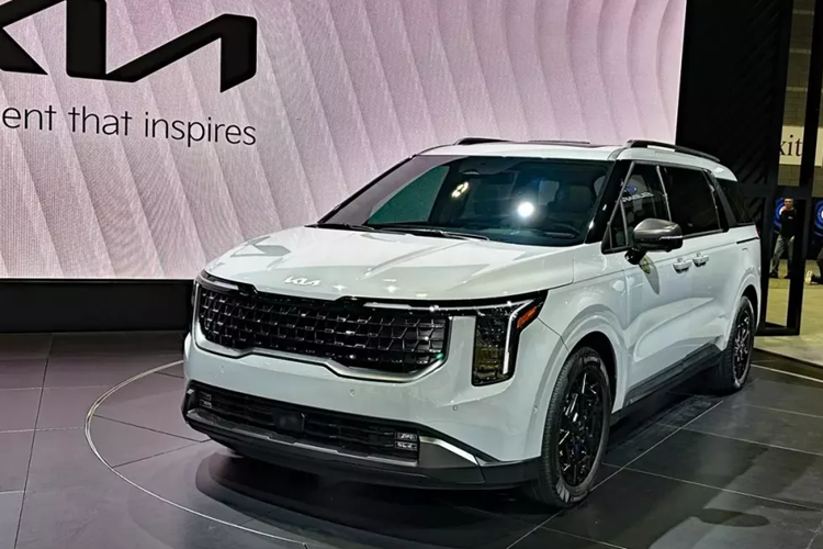 Dự kiến được bán ra tại Mỹ vào mùa hè năm nay, mẫu MPV Kia Carnival 2025 cỡ lớn này mang trên mình ngoại hình hiện đại hơn, công nghệ tiên tiến hơn và động cơ hybrid mới. Thay đổi đáng chú ý nhất trong thiết kế của Kia Carnival 2025 đều tập trung ở khu vực đầu xe. Tại đây, xe có thêm lưới tản nhiệt rộng hơn với ít chi tiết mạ crôm hơn trước.