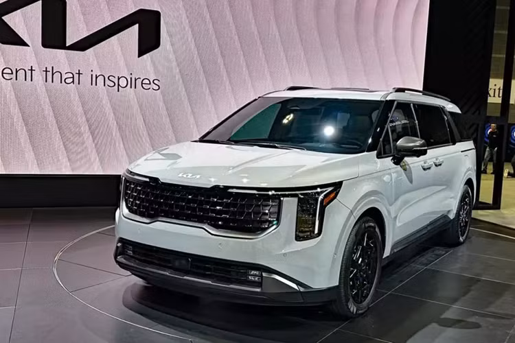 Dự kiến được bán ra tại Mỹ vào mùa hè năm nay, mẫu MPV Kia Carnival 2025 cỡ lớn này mang trên mình ngoại hình hiện đại hơn, công nghệ tiên tiến hơn và động cơ hybrid mới. Thay đổi đáng chú ý nhất trong thiết kế của Kia Carnival 2025 đều tập trung ở khu vực đầu xe. Tại đây, xe có thêm lưới tản nhiệt rộng hơn với ít chi tiết mạ crôm hơn trước.