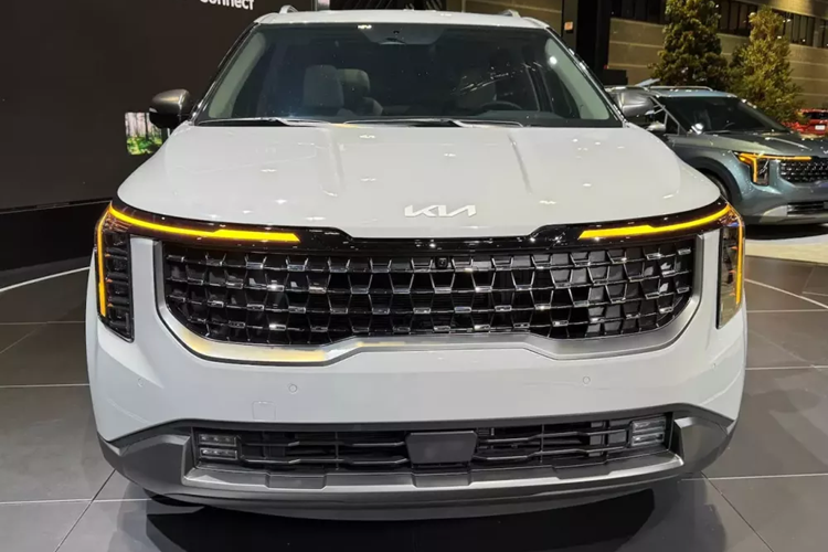 Bao quanh cụm đèn pha LED nằm dọc mới là dải đèn LED định vị ban ngày kiêm đèn báo rẽ lấy cảm hứng thiết kế từ bản đồ sao. Tiếp theo đó là cản trước cải tiến với đèn sương mù trước được đưa vào bên trong hốc gió trung tâm. Không có gì ngạc nhiên khi khu vực sườn xe không khác biệt nhiều so với trước, trừ vành la-zăng.