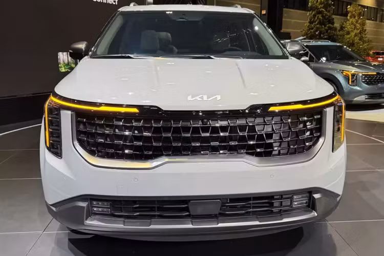 Bao quanh cụm đèn pha LED nằm dọc mới là dải đèn LED định vị ban ngày kiêm đèn báo rẽ lấy cảm hứng thiết kế từ bản đồ sao. Tiếp theo đó là cản trước cải tiến với đèn sương mù trước được đưa vào bên trong hốc gió trung tâm. Không có gì ngạc nhiên khi khu vực sườn xe không khác biệt nhiều so với trước, trừ vành la-zăng.