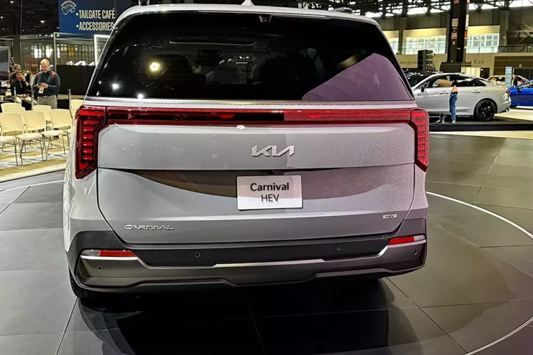 Hiện hãng Kia chưa công bố lượng nhiên liệu tiêu thụ của mẫu xe này ở thị trường Mỹ. Tại thị trường Mỹ, mẫu MPV này có các phiên bản như LX, LXS, EX, SX và SX Prestige. Giá xe Kia Carnival 2025 tại thị trường này vẫn còn là bí ẩn.
