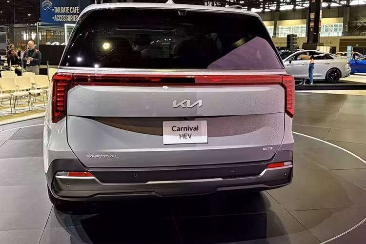 Hiện hãng Kia chưa công bố lượng nhiên liệu tiêu thụ của mẫu xe này ở thị trường Mỹ. Tại thị trường Mỹ, mẫu MPV này có các phiên bản như LX, LXS, EX, SX và SX Prestige. Giá xe Kia Carnival 2025 tại thị trường này vẫn còn là bí ẩn.