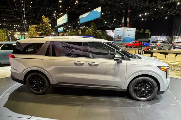 Trong khi đó, ở phía sau xe xuất hiện cụm đèn hậu LED mới với thiết kế cũng lấy cảm hứng từ bản đồ sao và cản sau thay đổi nhẹ. Tương tự ngoại thất, nội thất của Kia Carnival 2025 cũng được làm mới với một số trang bị đáng chú ý.