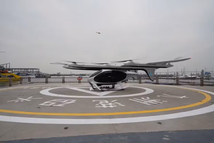 Thời gian của chuyến bay chỉ trong vòng 20 phút với quãng đường dài hơn 55 km, trong khi đó nếu di chuyển bằng ôtô thì phải mất tới 3 tiếng. Chiếc eVTOL được đặt tên là Prosperity (Thịnh Vượng), có phạm vi hoạt động lên đến 250 km, vận tốc tối đa là 200 km/h và có thể chở tối đa 5 người.