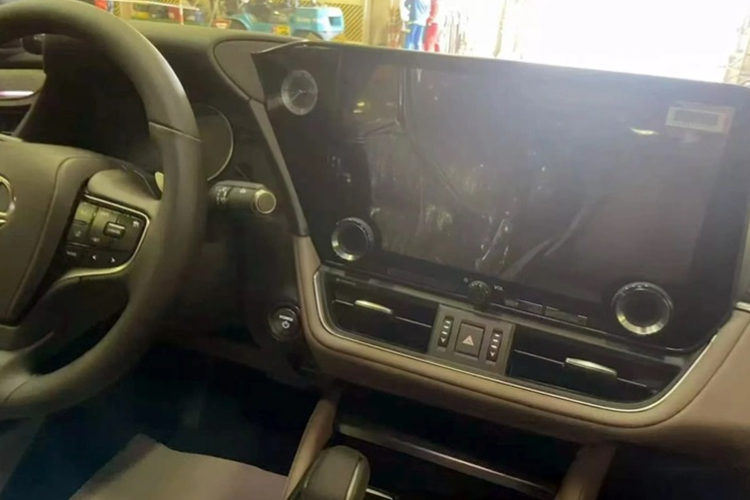 Ngoài ra, các tiện ích khác trên xe dự kiến vẫn được giữ nguyên, bao gồm 17 loa Mark Levinson, điều hòa tự động 3 vùng độc lập, đèn viền nội thất 64 màu, hàng ghế trước chỉnh điện có tính năng thông gió/sưởi ấm và nhớ vị trí…