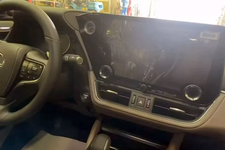 Ngoài ra, các tiện ích khác trên xe dự kiến vẫn được giữ nguyên, bao gồm 17 loa Mark Levinson, điều hòa tự động 3 vùng độc lập, đèn viền nội thất 64 màu, hàng ghế trước chỉnh điện có tính năng thông gió/sưởi ấm và nhớ vị trí…