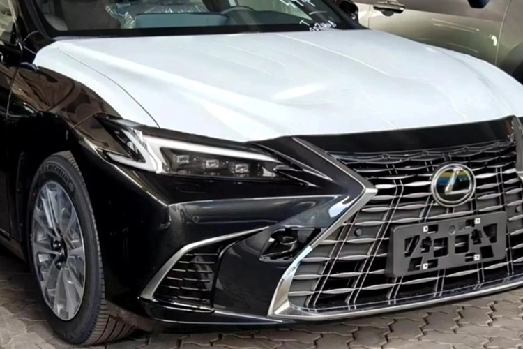 Phía đuôi xe sedan hạng sang Lexus ES 2025 có đèn hậu và cản sau cũng được tinh chỉnh nhìn hài hòa, hiện đại hơn. Thay đổi lớn nhất trên Lexus ES 2025 là khu vực nội thất.
