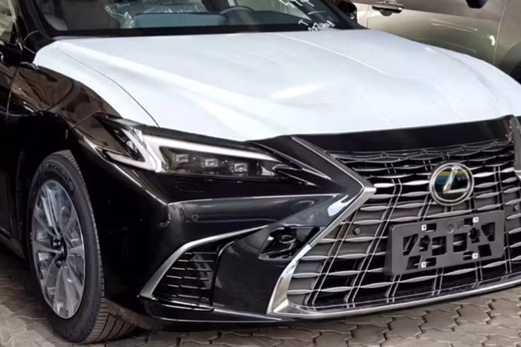 Phía đuôi xe sedan hạng sang Lexus ES 2025 có đèn hậu và cản sau cũng được tinh chỉnh nhìn hài hòa, hiện đại hơn. Thay đổi lớn nhất trên Lexus ES 2025 là khu vực nội thất.