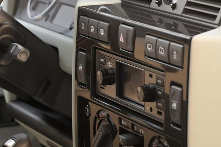 Động cơ này được kết hợp với hộp số tự động tám cấp ZF, dẫn động 4 bánh. Hãng xe Anh Quốc còn cải thiện hệ thống treo của mẫu SUV này với lò xo cuộn Eibach được sửa đổi, thanh chống lật và bộ giảm chấn Bilstein, cải thiện sự thoải mái khi lái xe.