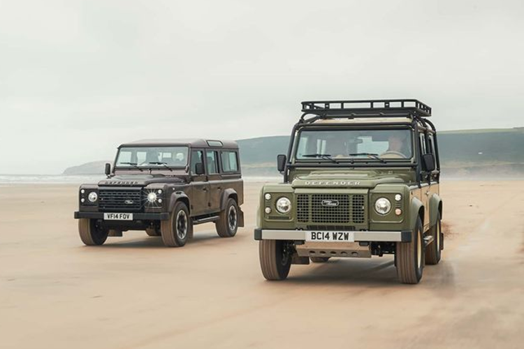 Là sản phẩm được chế tác đặc biệt, Land Rover Classic Defender V8 địa hình có bảng màu rất đa dạng. Khách hàng có thể sử dụng các màu ngoại thất đặc biệt nằm trong các Heritage, Contemporary, Premium và SV Metallic hoặc cũng có thể yêu cầu hãng thiết kế màu sơn mới dựa trên sở thích.