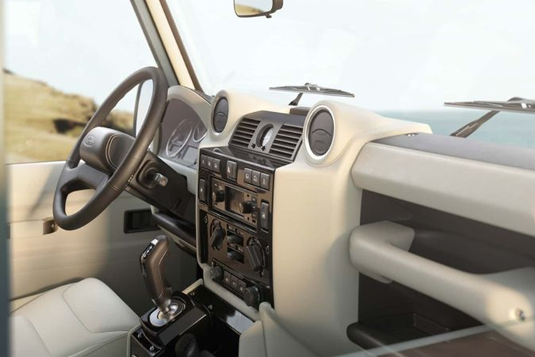 Nội thất Classic Defender V8 được bọc lại bằng các loại da cao cấp với 5 tùy chọn tông màu đơn sắc và 8 bộ phối màu đôi. Khách hàng có thể lựa chọn giữa ghế ngồi Premium hoặc ghế Recaro. Bảng điều khiển trung tâm vẫn giữ nguyên vẻ ngoài cổ điển, với màn hình cảm ứng 3,5 inch mới bổ sung chức năng bluetooth, dẫn đường và DAB Radio.