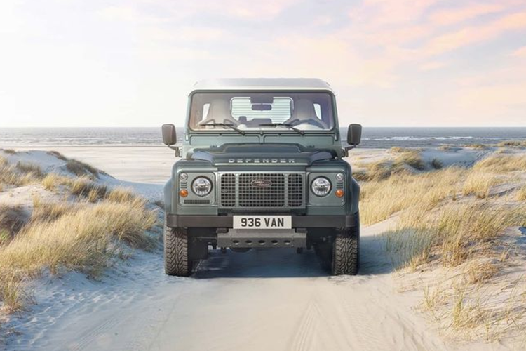 Land Rover cung cấp các tùy chọn khác nhau cho lưới tản nhiệt của mẫu xe phiên bản đặc biệt này, đi kèm với hệ thống đèn pha LED hiện đại. Những chiếc Defender đặc biệt sẽ được trang bị bộ mâm Wolf 16 inch hoặc Sawtooth 18 inch.