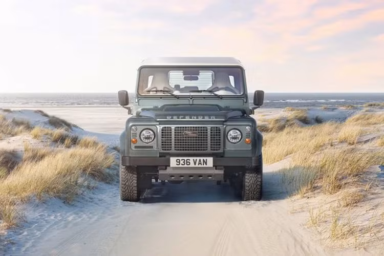 Land Rover cung cấp các tùy chọn khác nhau cho lưới tản nhiệt của mẫu xe phiên bản đặc biệt này, đi kèm với hệ thống đèn pha LED hiện đại. Những chiếc Defender đặc biệt sẽ được trang bị bộ mâm Wolf 16 inch hoặc Sawtooth 18 inch.