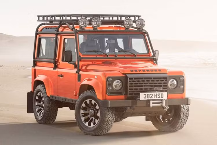 Được nâng cấp bởi bộ phận cá nhân hóa Works Bespoke của Land Rover, Classic Defender V8 có 2 tùy chọn kiểu dáng thân xe là 90 và 110. Tất cả những chiếc xe này sẽ được chế tác thủ công bởi các kỹ sư Land Rover Classic, dựa trên các mẫu Defender thế hệ cũ, được sản xuất từ khoảng những năm 2012 đến 2016.