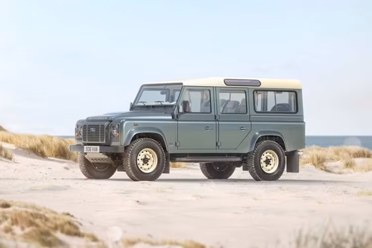 Bên cạnh đó là hệ thống phanh Alcon 4 piston với đĩa phanh lớn hơn, giúp đảm bảo sự an toàn cho tài xế trong các tính huống khẩn cấp. Classic Defender V8 của Works Bespoke đắt hơn đáng kể so với bất kỳ biến thể nào của Defender thế hệ mới.