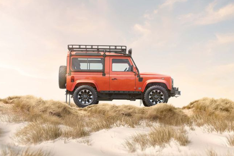 Ngoại thất cũng có thể được trang bị thêm bậc lên xuống, giá để đồ trên nóc, lồng thám hiểm, thang, đèn LED gắn trên nóc và tời. Các tùy chọn khác bao gồm gói Adventure Pack với lều gắn trên nóc và khoang chứa đồ mở rộng giúp biến Defender thành một chiếc xe cắm trại thực thụ.