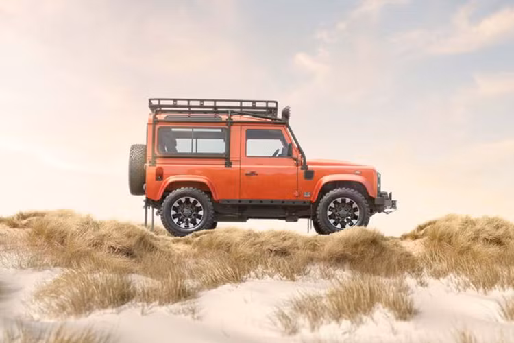 Ngoại thất cũng có thể được trang bị thêm bậc lên xuống, giá để đồ trên nóc, lồng thám hiểm, thang, đèn LED gắn trên nóc và tời. Các tùy chọn khác bao gồm gói Adventure Pack với lều gắn trên nóc và khoang chứa đồ mở rộng giúp biến Defender thành một chiếc xe cắm trại thực thụ.