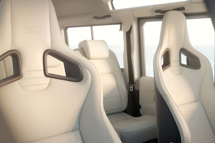 Land Rover cũng đã thiết kế lại bộ chọn số và thêm các chi tiết màu đen bóng. Giống như các bản Defender trước đó của Works Bespoke, mẫu xe phiên bản đặc biệt này sẽ được trang bị động cơ V8 5.0 lít hút khí tự nhiên sản sinh công suất 400 mã lực và mô-men xoắn 515 Nm.