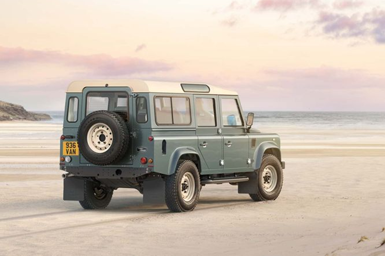 Cụ thể hơn, giá xe Land Rover Classic Defender V8 bốn chỗ khởi điểm từ 190.000 bảng Anh (6,2 tỷ đồng), Defender 110 năm chỗ có giá khởi điểm từ 199.000 bảng Anh (6,5 tỷ đồng) và Defender 110 bảy chỗ có giá khởi điểm từ 204.000 bảng Anh (6,7 tỷ đồng),chưa bao gồm thuế và chi phí cho các tùy chọn bổ sung.