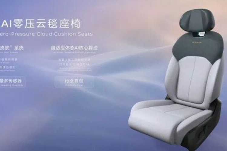 Vòng sang bên sườn, chúng ta sẽ bắt gặp tay nắm cửa ẩn, mang đến sự liền lạc cho xe. Thêm vào đó là cửa sổ khá lớn và bộ vành hợp kim đa chấu, phay xước 2 màu. Phần thân xe của mẫu ô tô điện này không có nhiều đường dập gân và cắt xẻ như thường thấy.