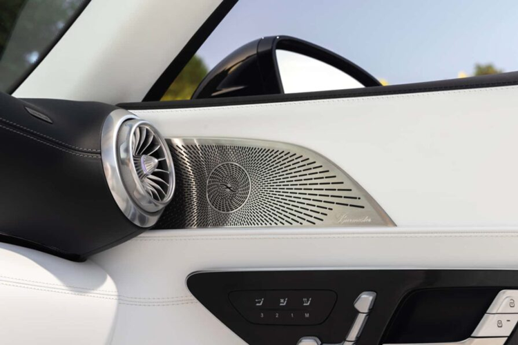 Những thay đổi khác bao gồm đèn hậu Maybach đặc trưng, tấm ốp chrome phía sau mới và bộ khuếch tán mới với ống xả đặc trưng Maybach. Khoang nội thất của xe được bọc da Nappa màu trắng pha lê bao phủ các tấm cửa, bảng điều khiển trung tâm và tất nhiên là cả ghế ngồi.