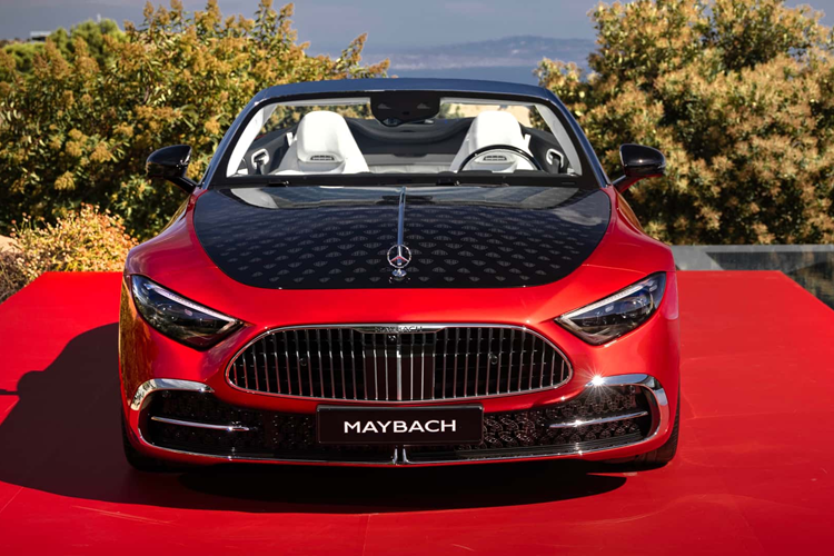 Những thay đổi lớn nhất nằm ở ngoại thất của mẫu xe siêu sang Mercedes-Maybach SL 680 Monogram 2026, từ đây hướng khách hàng tới hai “khái niệm thiết kế” khác nhau, người mua có thể chọn màu Đỏ Ambience hoặc Màu trắng cho phối màu của Maybach SL.