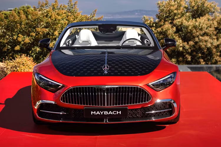 Những thay đổi lớn nhất nằm ở ngoại thất của mẫu xe siêu sang Mercedes-Maybach SL 680 Monogram 2026, từ đây hướng khách hàng tới hai “khái niệm thiết kế” khác nhau, người mua có thể chọn màu Đỏ Ambience hoặc Màu trắng cho phối màu của Maybach SL.