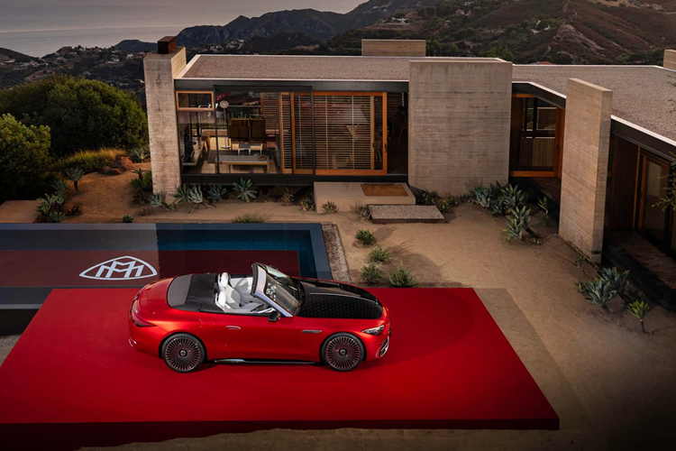 Mercedes tuyên bố thời gian tăng tốc 0 – 96 km/h là 4,0 giây và tốc độ tối đa giới hạn điện tử là 260 km/h, chậm hơn so với AMG SL63. Hiện chưa có thông tin về giá xe Mercedes-Maybach SL 680 Monogram Series nhưng được biết, những chiếc xe đầu tiên sẽ bắt đầu được bàn giao vào nửa cuối năm 2025.