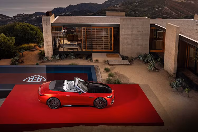 Mercedes tuyên bố thời gian tăng tốc 0 – 96 km/h là 4,0 giây và tốc độ tối đa giới hạn điện tử là 260 km/h, chậm hơn so với AMG SL63. Hiện chưa có thông tin về giá xe Mercedes-Maybach SL 680 Monogram Series nhưng được biết, những chiếc xe đầu tiên sẽ bắt đầu được bàn giao vào nửa cuối năm 2025.