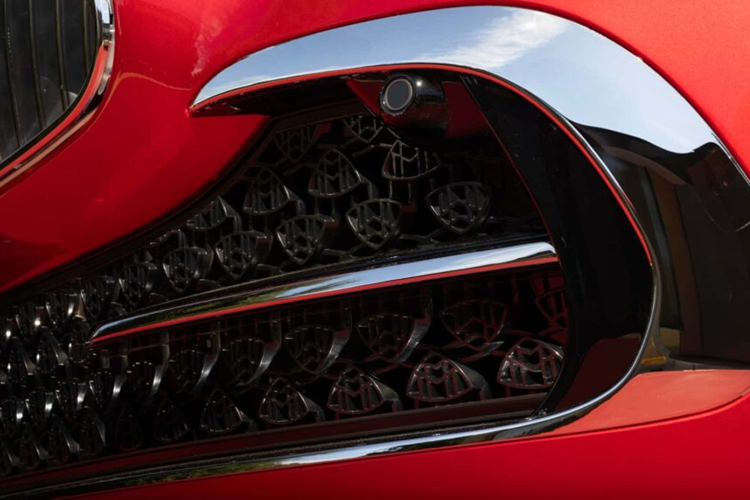 Về động cơ, Maybach SL vẫn được trang bị khối động cơ V-8 tăng áp kép 4.0 lít tạo ra công suất tương tự 577 mã lực, truyền sức mạnh tới cả bốn bánh. Hệ thống lái trục sau được trang bị tiêu chuẩn cùng với hộp số tự động 9 cấp.