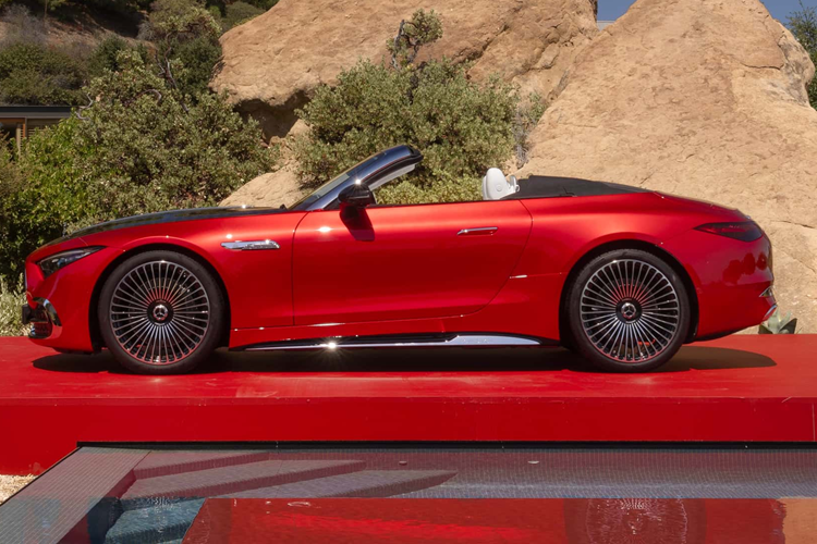 Ở phần cản trước, xe sẽ được trang bị phần lưới tản nhiệt nan dọc cỡ lớn được chiếu sáng đặc trưng của Maybach và logo đứng của Mercedes trên mui xe. Xe cũng được trang bị nhiều chi tiết nhấn màu vàng hồng ở đèn pha, khung kính chắn gió mạ chrome và người mua có thể lựa chọn bánh xe Monoblock 5 lỗ hoặc đa chấu 21 inch.