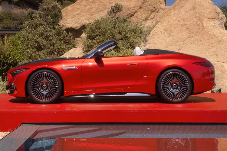 Ở phần cản trước, xe sẽ được trang bị phần lưới tản nhiệt nan dọc cỡ lớn được chiếu sáng đặc trưng của Maybach và logo đứng của Mercedes trên mui xe. Xe cũng được trang bị nhiều chi tiết nhấn màu vàng hồng ở đèn pha, khung kính chắn gió mạ chrome và người mua có thể lựa chọn bánh xe Monoblock 5 lỗ hoặc đa chấu 21 inch.