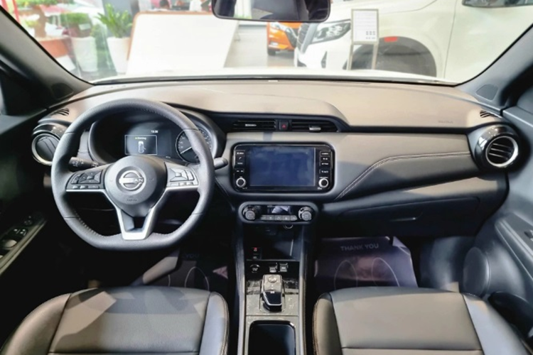 Xe được trang bị hệ truyền động e-Power bao gồm mô-tơ điện kết hợp pin lithium-ion và động cơ xăng. Với công nghệ này, Nissan Kicks di chuyển hoàn toàn bằng động cơ điện. Trong khi đó, động cơ xăng trên xe sẽ chỉ đóng vai trò máy phát điện, cung cấp điện năng cho pin và mô-tơ.