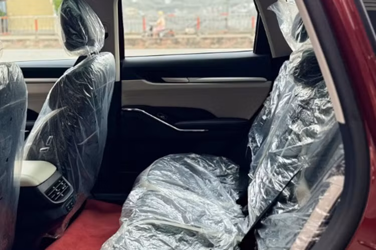 Cung cấp sức mạnh cho mẫu xe SUV Haval H6 HEV là động cơ xăng 1.5L Turbo kết hợp mô tơ điện sản sinh ra công suất 240 mã lực và mô men xoắn 530 Nm, đi cùng hộp số tự động 7 cấp ly hợp kép, hệ dẫn động cầu trước và 4 chế độ lái (Tiêu chuẩn, Thể thao, Tiết kiệm và Đường trơn trượt).