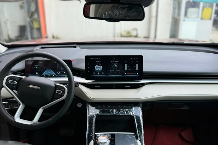 Xe sở hữu hàng loạt tính năng hỗ trợ lái an toàn như: hệ thống kiểm soát hành trình thích ứng hỗ trợ lái xe khi tắc đường, cảnh báo phương tiện cắt ngang phía trước, cảnh báo phương tiện cắt ngang phía sau, hỗ trợ giữ làn đường, lùi xe tự động theo đường tiến, cảnh báo va chạm phía trước/sau, phanh tự động khẩn cấp…