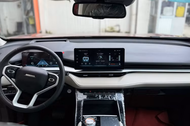 Xe sở hữu hàng loạt tính năng hỗ trợ lái an toàn như: hệ thống kiểm soát hành trình thích ứng hỗ trợ lái xe khi tắc đường, cảnh báo phương tiện cắt ngang phía trước, cảnh báo phương tiện cắt ngang phía sau, hỗ trợ giữ làn đường, lùi xe tự động theo đường tiến, cảnh báo va chạm phía trước/sau, phanh tự động khẩn cấp…