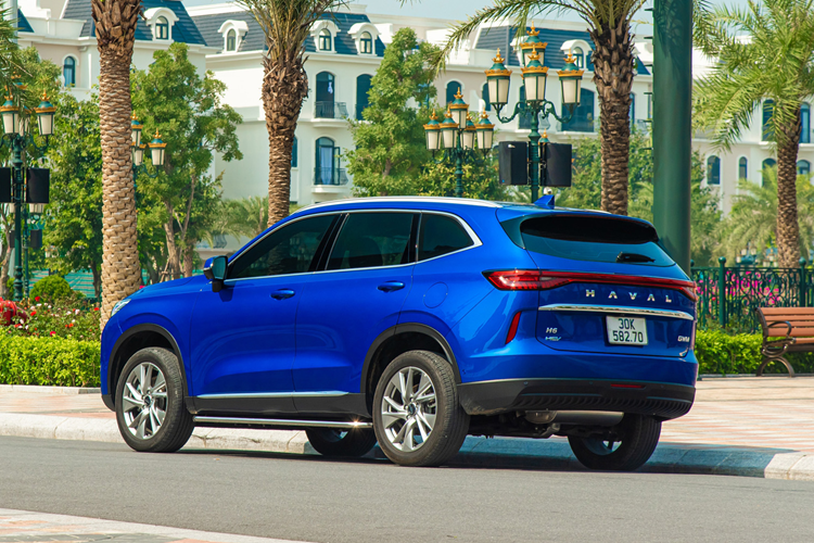 Tại “quê nhà” Trung Quốc, Haval H6 đã có phiên bản nâng cấp giữa vòng đời với nhiều trang bị hiện đại. Hiện tại, chưa có thông tin Haval sẽ mang H6 mới về Việt Nam. Tuy nhiên, đây được coi là mẫu xe chủ lực của hãng xe Trung Quốc tại Việt Nam nên việc nâng cấp chỉ là chuyện sớm muộn.
