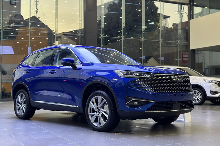 Ghế lái chỉnh điện 6 hướng và ghế phụ chỉnh điện 4 hướng, sạc điện thoại không dây, hệ thống điều hòa tự động 2 vùng nhiệt độ với chức năng lọc không khí và tạo i-on âm, hệ thống âm thanh 8 loa kết hợp loa Treble Woofer, cửa sổ trời toàn cảnh Panorama, cốp điện có 4 chế độ đóng/ mở an toàn và tiện lợi.