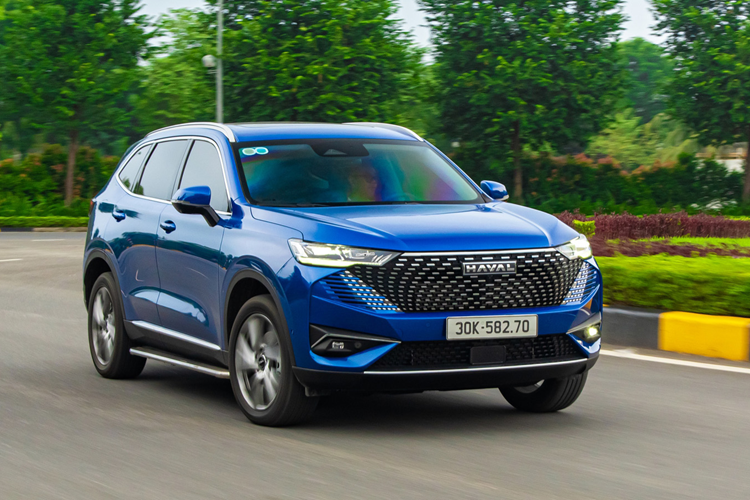 H6 sở hữu kích thước tổng thể dài x rộng x cao là 4.683 x 1.886 x 1.730 mm, chiều dài cơ sở đạt 2.738 mm. Về nội thất, Haval H6 được trang bị màn hình HUD hiển thị trên kính lái, màn hình đa thông tin 10.25 inch và màn hình cảm ứng thông minh 12.30 inch, vô lăng ba chấu bọc da tích hợp nhiều phím chức năng