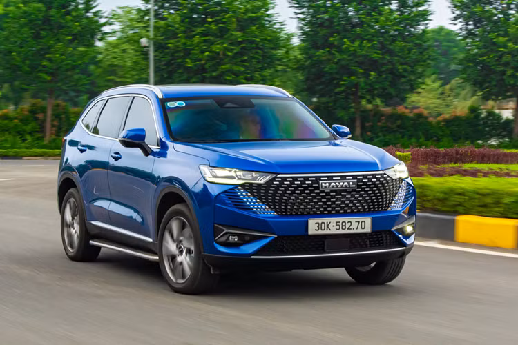 H6 sở hữu kích thước tổng thể dài x rộng x cao là 4.683 x 1.886 x 1.730 mm, chiều dài cơ sở đạt 2.738 mm. Về nội thất, Haval H6 được trang bị màn hình HUD hiển thị trên kính lái, màn hình đa thông tin 10.25 inch và màn hình cảm ứng thông minh 12.30 inch, vô lăng ba chấu bọc da tích hợp nhiều phím chức năng